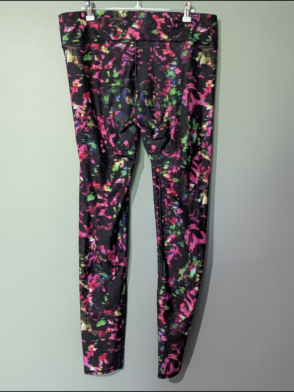 Fabletics Salar Women's High-Waist Multicolor Printed Cropped Capri Leggings - Picture 5 of 9